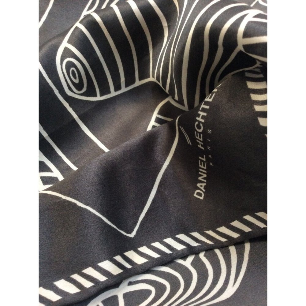 DANIEL HECHTER PARIS Gray Animals Print Silk Scarf 20"/20,5" EX COND - Picture 5 of 10